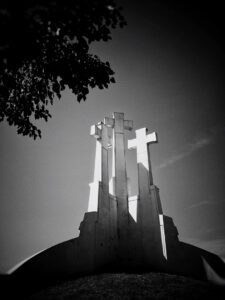 black and white cruzes monument